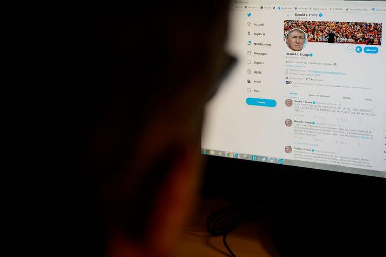 Un hombre mira el perfil de Twitter del presidente, Donald Trump, en una computadora.