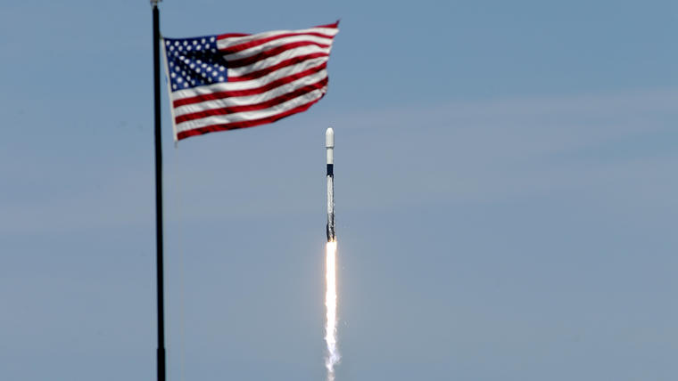 Despegue del cohete Falcon 9 de SpaceX desde Cabo Cañaveral, Florida, en una misión para llevar satélites al espacio, en abril de 2020.