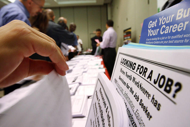Solicitantes de empleo miran ofertas de trabajo en un WorkSource de Los Ángeles (California).