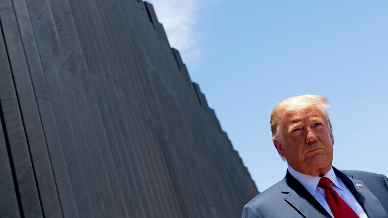 Donald Trump en una ceremonia en conmemoración de las 200 millas del muro fronterizo en la frontera con México en San Luis, Arizona, el 23 de junio de 2020.