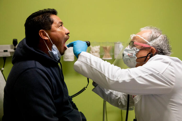 Un doctor examina a un paciente en la Clínica Terra Nova, en  Oakland, California.