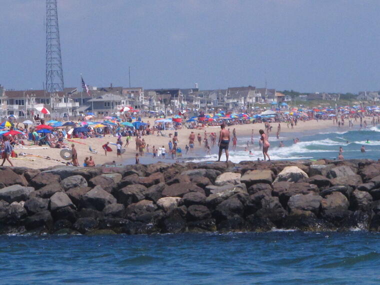 Una multitud en la playa de Manasquan, Nueva Jersey.