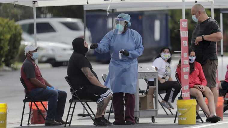 Personal de salud de Florida realizan la prueba del coronavirus.