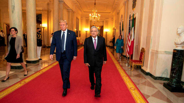 El presidente Trump camina con su homólogo mexicano, Andrés Manuel López Obrador en los pasillos de la Casa Blanca.