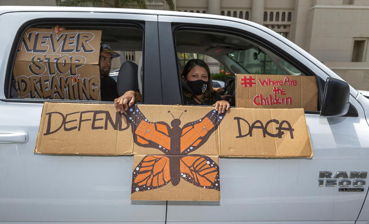 Una familia de inmigrantes manifiesta su apoyo al programa DACA en Los Ángeles, el pasado mes de junio. 