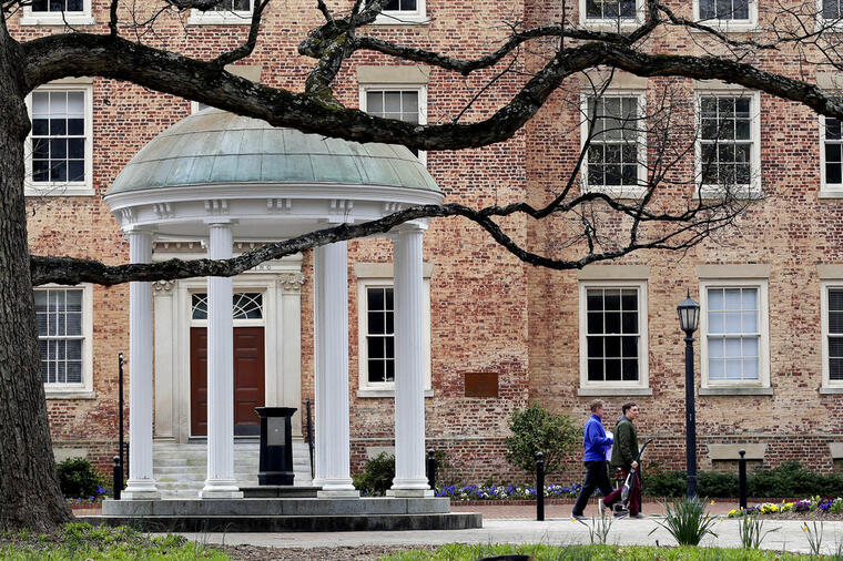 El campus de la Universidad de Carolina del Norte en Chapel Hill, en una imagen del pasado marzo. En ese centro universitario se han registrado 37 casos positivos de coronavirus, según un análisis del diario The New York Times. 