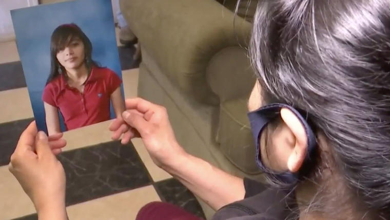 Mamá de Lizbeth Flores muestra una foto de su hija asesinada en México.