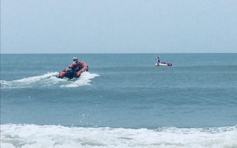 Un flotador en forma de unicornio flota en el mar después del rescate de un niño en Estados Unidos.