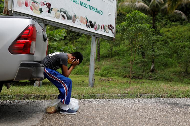 Gustavo, un niño de 12 años y con discapacidad de Guatemala, llora al rechazar hablar por teléfono con su mamá que se quedó en Ciudad Juárez después de cruzar solo la frontera con Texas y ser deportado de inmediato a su país. 