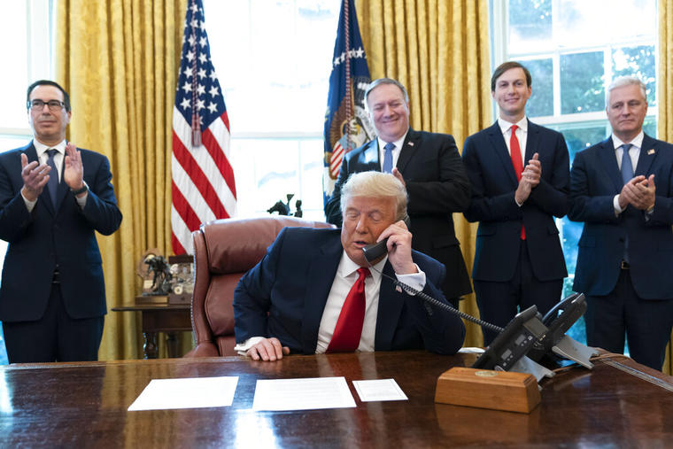 El presidente Trump, reunido este 23 de octubre con el Secretario Steven Mnuchin (izquierda); el Secretario de Estado, Mike Pompeo; el consejero de la Casa Blanca,  Jared Kushner, y el Consejero de Seguridad Nacional Robert O'Brien.