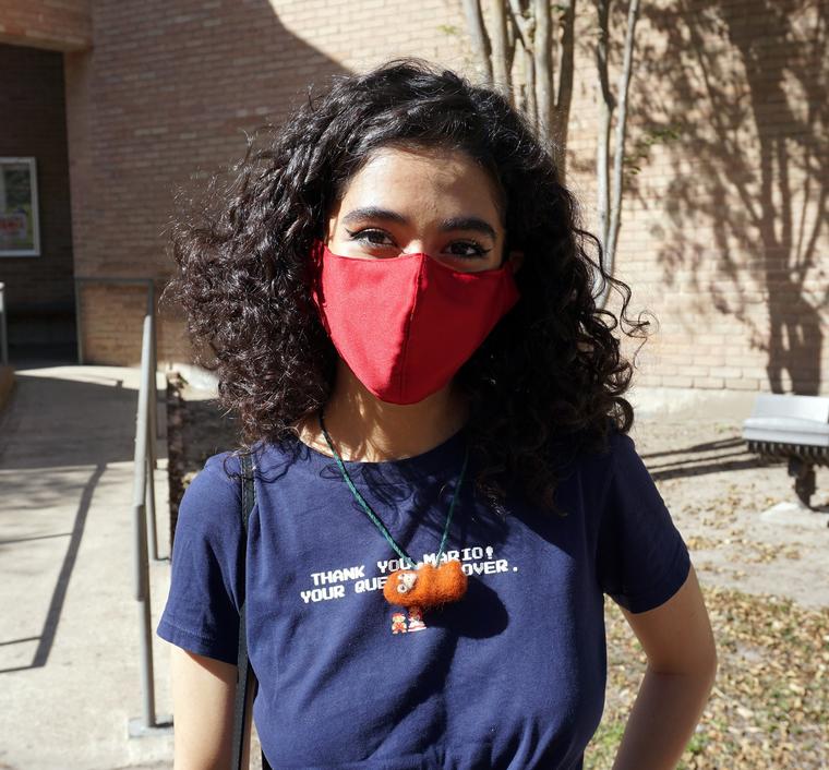Frida Áviles, una joven votante latina de Texas favorable a los demócratas. 