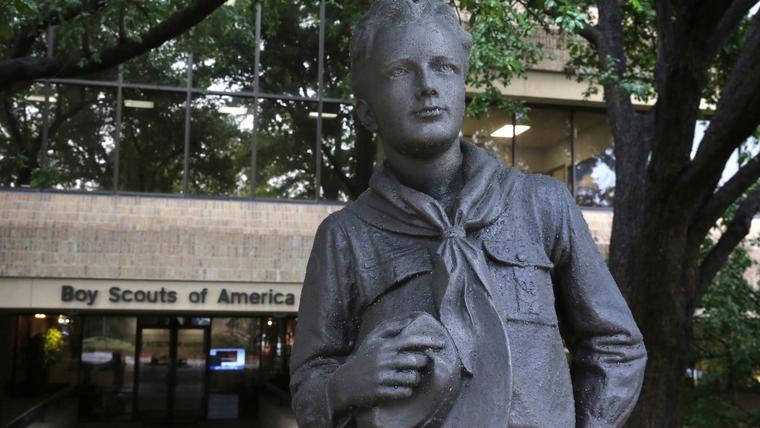 Una estatua afuera de la sede de los Boys Scouts en Irving, Texas.