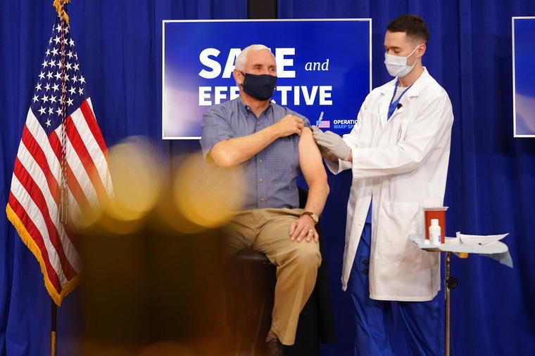 El viceprecidente Mike Pence se vacunó públicamente contra el COVID-19