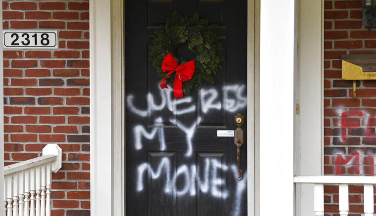 Un graffiti con la pintada en inglés "Where's my money" se observó este sábado en la puerta del senador republicano Mitch McConnell en Louisville, Kentucky.