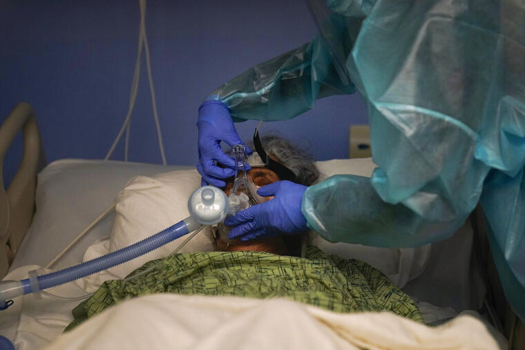 Una paciente con COVID-19 recibe oxígeno este viernes en un hospital de Orange, California. 
