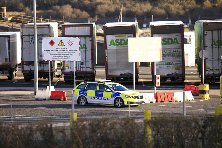 La policía de Staffordshire, Inglaterra, dijo que los ladrones llamaron al número de emergencia por accidente.