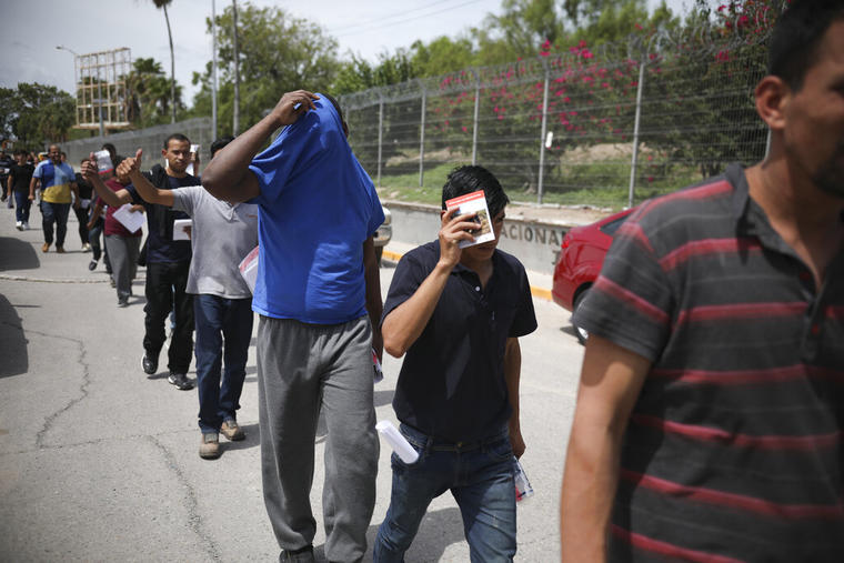Migrantes son regresados a México desde Texas en el verano de 2019. 