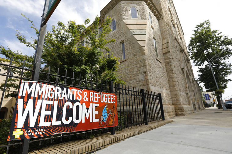 Un cartel da la bienvenida a los migrantes y refugiados afuera de una iglesia de Atlanta, Georgia. 
