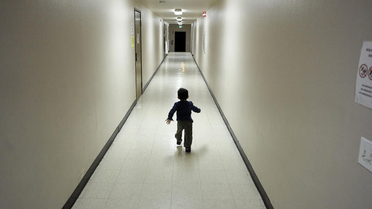 En esta foto de archivo de diciembre de 2018, un niño de Centra America corre por un pasillo en un centro de detención de San Diego (Gregory Bull). 