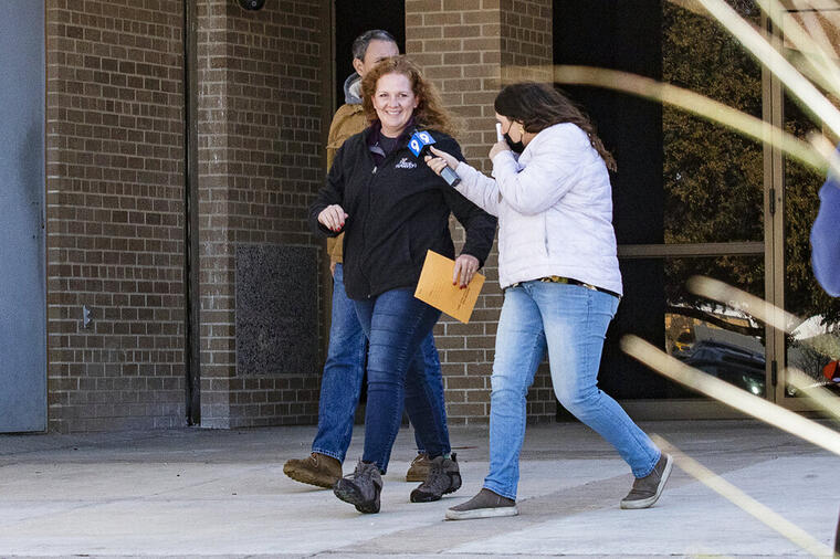 Jenny Cudd, al centro, propietaria de una florería y excandidata a la alcaldía de Midland se retira junto a otra persona (atrás de ella) el miércoles 13 de enero de una corte federal, en Midland, Texas. 