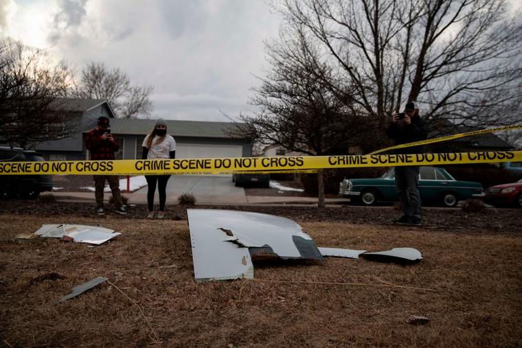 Pieza de un avión Boeing 777 caída en un suburbio de Denver, Colorado, tras un fallo en un vuelo de United. 