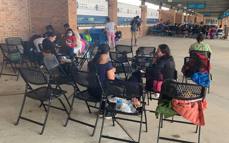 Migrantes separados del resto de pasajeros después de dar positivo en COVID-19 en una estación de autobuses de Brownsville
