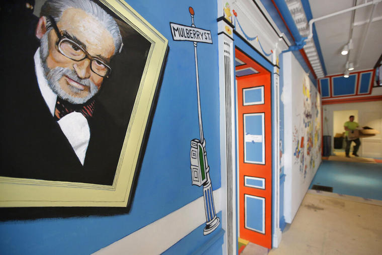 Mural que muestra al escritor Theodor Seuss Geisel, mejor conocido como Dr. Seuss