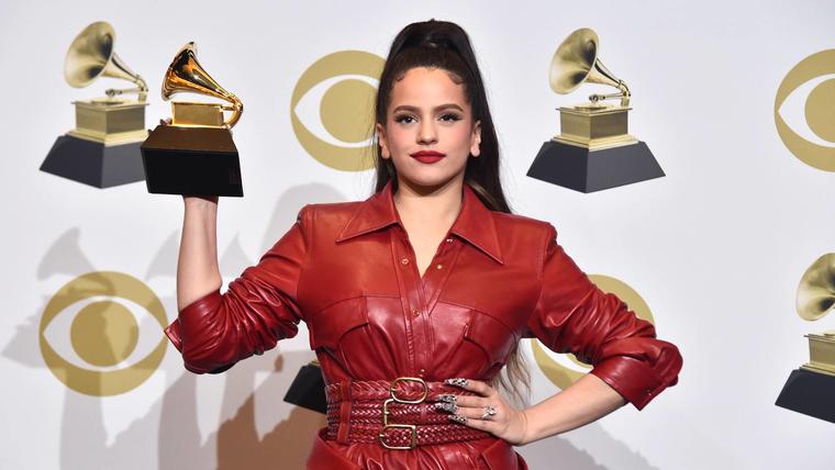 Rosalía con su Grammy Award en 2020