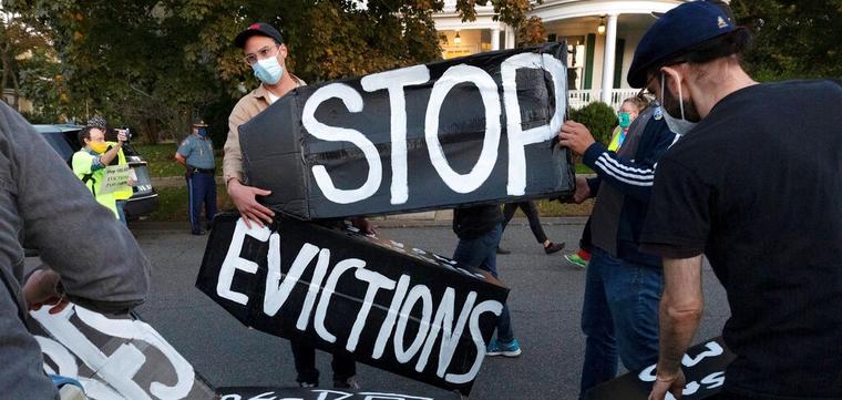 Inquilinos protestan contra los desalojos en Massachussetts en octubre de 2020.