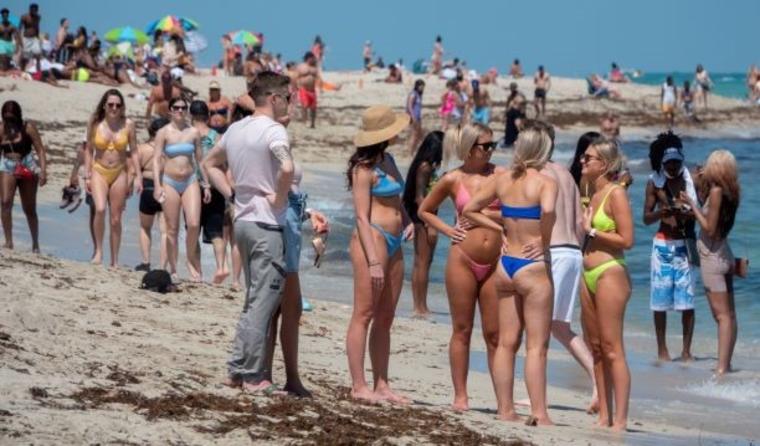 Turistas llenan las playas de Miami Beach durante el spring break.
