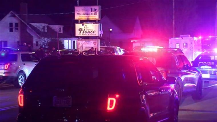 La policía responde en la madrugada de este domingo a un tiroteo en Kenosha, Wisconsin. 