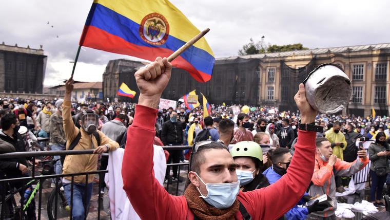 Un manifestante golpea una olla en la Plaza de Bolívar durante el paro nacional contra la reforma tributaria propuesta por la Administración de Duque, el 28 de abril de 2021 en Bogotá, Colombia. Los sindicatos del país se unieron para convocar una huelga 