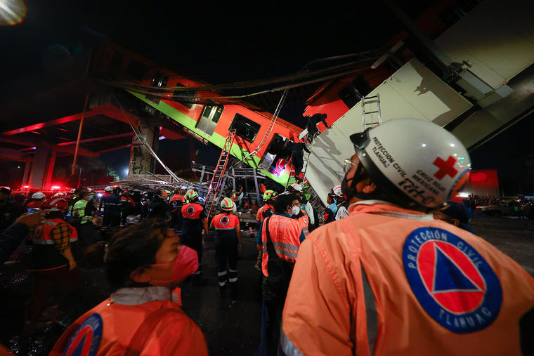 El personal de emergencia trabaja para buscar sobrevivientes después de que una vía elevada del metro colapsara el 3 de mayo de 2021 en la Ciudad de México, México. El accidente de la Línea 12 ocurrió entre las estaciones de Metro de Olivos y Tezonco.