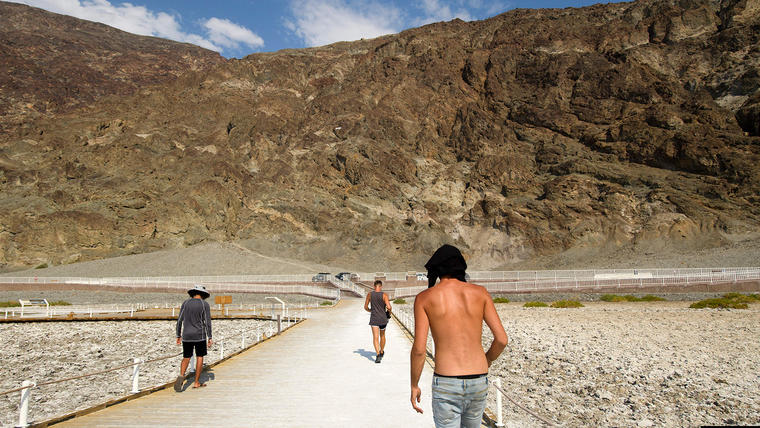 Visitantes caminan por las salinas de Badwater Basin dentro del Parque Nacional Death Valley el 17 de junio de 2021 en el condado de Inyo, California.