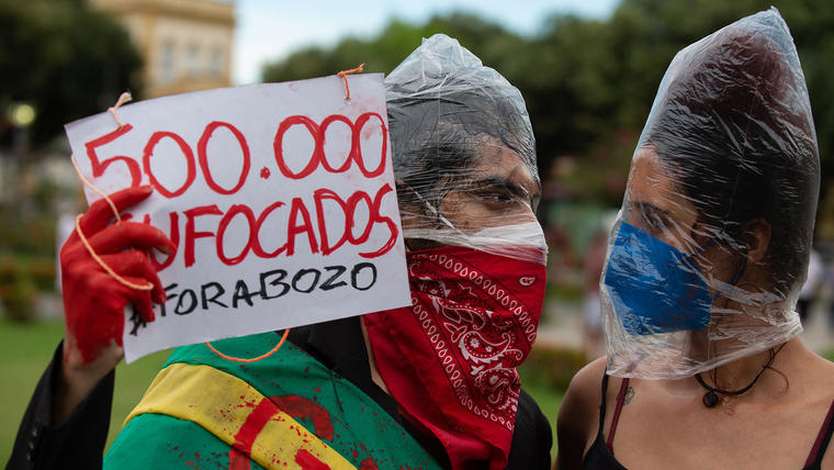 Dos manifestantes protestan contra el manejo del presidente brasileño Jair Bolsonaro de la pandemia de COVID-19 en Manaus, Brasil, el 19 de junio de 2021.
