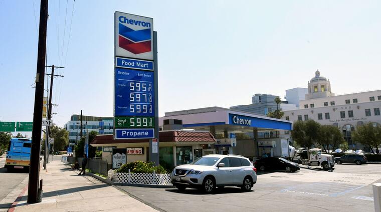Algunos de los precios más altos de la gasolina en la ciudad se publican en un letrero en una estación de servicio en el centro de Los Ángeles el 22 de junio de 2021, a medida que aumentan los precios de la gasolina.