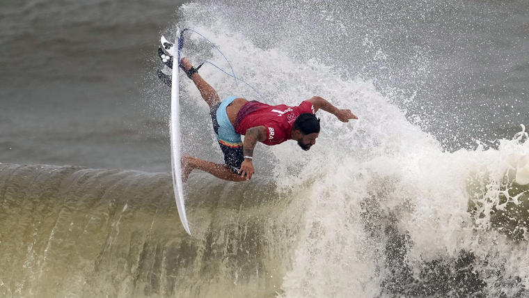 El brasileño Italo Ferreira maniobra sobre una ola durante la tercera ronda de la competencia masculina de surf en los Juegos Olímpicos, el lunes 26 de julio de 2021, en la playa Tsurigasaki en Ichinomiya, Japón.