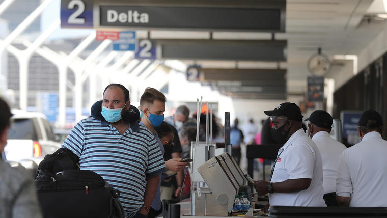 Los pasajeros hacen cola en el aeropuerto de LAX mientras continúa la pandemia del coronavirus, en Los Ángeles, California, 27 de mayo de 2021.