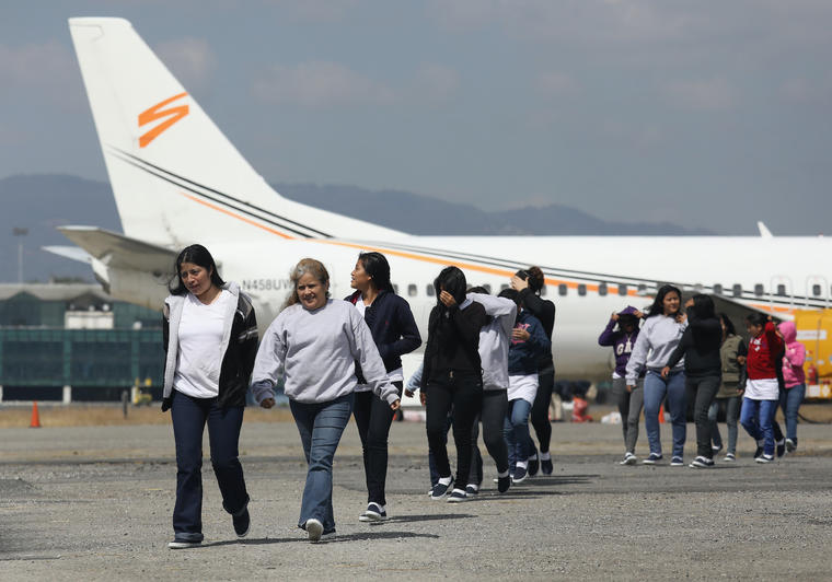 Inmigrantes deportados llegan en septiembre de 2017 a la Ciudad de Guatemala.