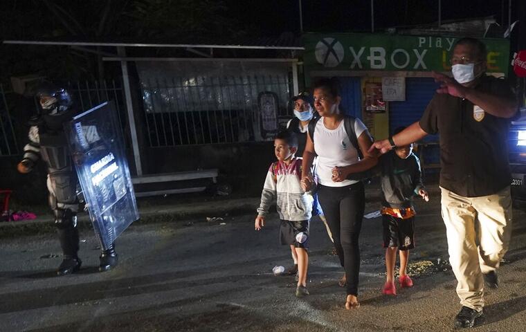 Autoridades mexicanas detuvieron a migrantes centroamericanos que formaban parte de una caravana que se dirigía hacia Huixtla, Chiapas, el 5 de septiembre de 2021.
