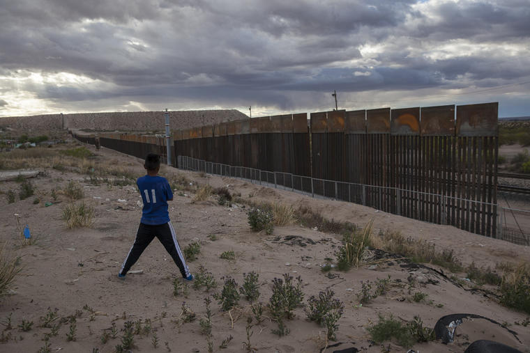 Un joven en Anapra, Ciudad Juárez, México contemplando la construcción de una cerca metálica en la frontera frente a Sunland Park, Nuevo México el 29 de marzo del 2017.