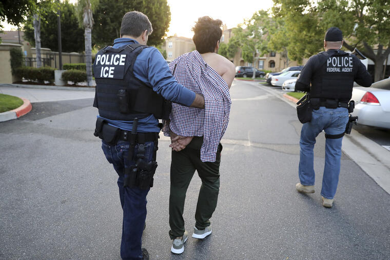Un agente de ICE detiene a un hombre en San Clemente, California, el 11 de mayo de 2017.