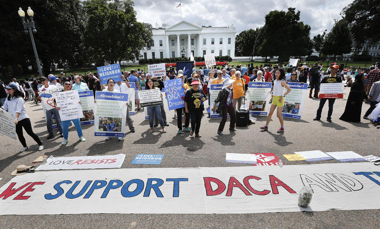 Manifestación frente a la Casa Blanca a favor de DACA poco antes de que la administración Trump anunciara el cese del programa que afecta a 800.000 jóvenes "soñadores" que llegaron a EEUU como indocumentados de la mano de sus padres cuando eran menores. 