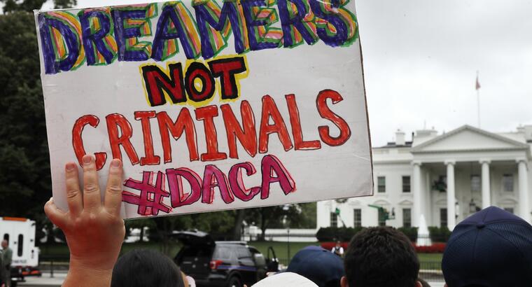 Imagen de archivo de una manifestación frente a la Casa Blanca en protesta por el fin del Programa DACA, que beneficia a 800.000 jóvenes que llegaron a Estados Unidos como indocumenados de la mano de sus padres cuando eran niños. 