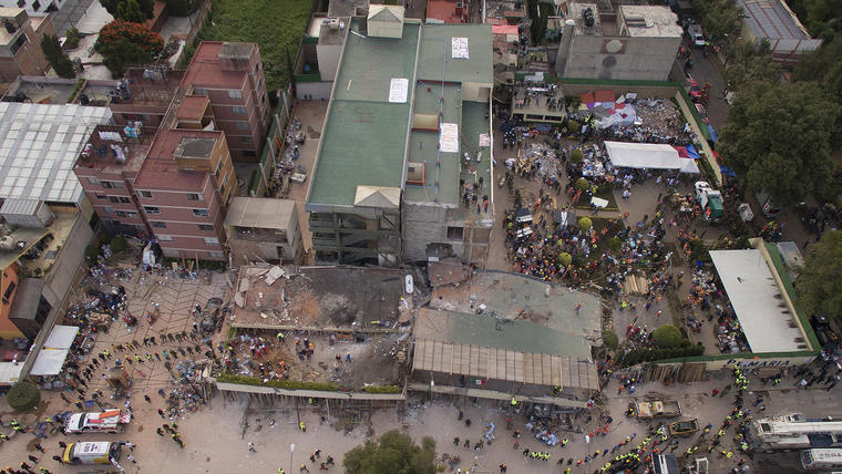 Vista desde el aire del colegio Enrique Rebsamen tras el terremoto de 7,1 grados sufrido en la capital el pasado 19 de septiembre. 