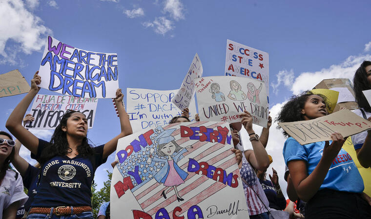 Manifestantes protestan a favor de DACA frente a La Casa Blanca en septiembre de 2017