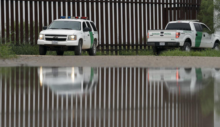 Dos vehículos de la patrulla fronteriza en la frontera entre México y  EEUU