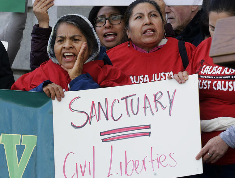 Inmigrantes protestan contra medidas de Trump sobre las ciudades santuario.