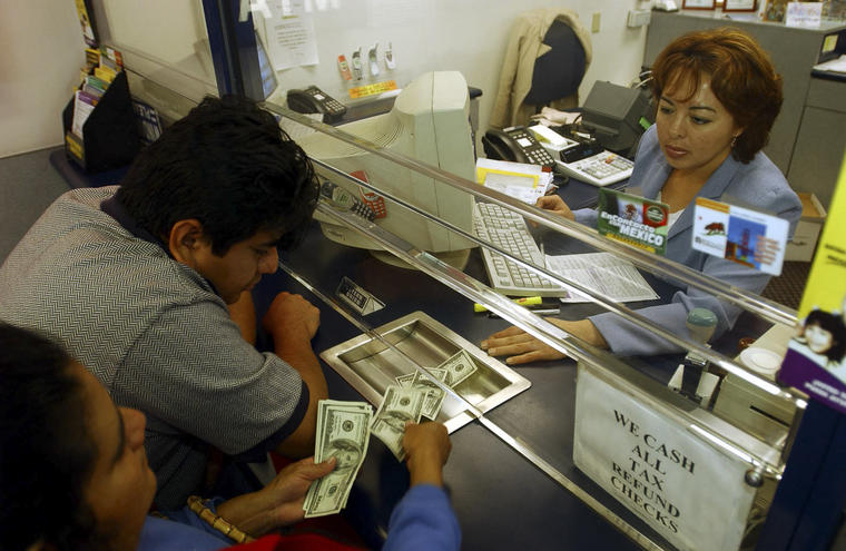 Una pareja de mexicanos envía dinero a Oaxaca