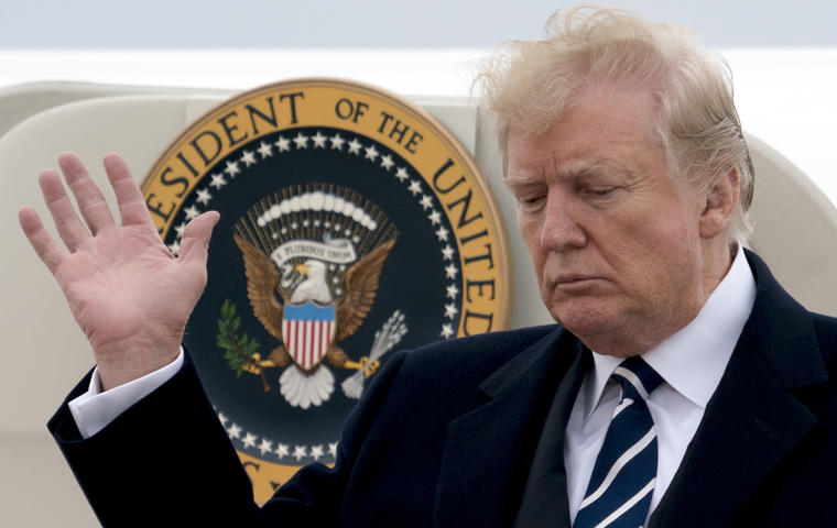 Donald Trump, presidente de EEUU, con el escudo del FBI.